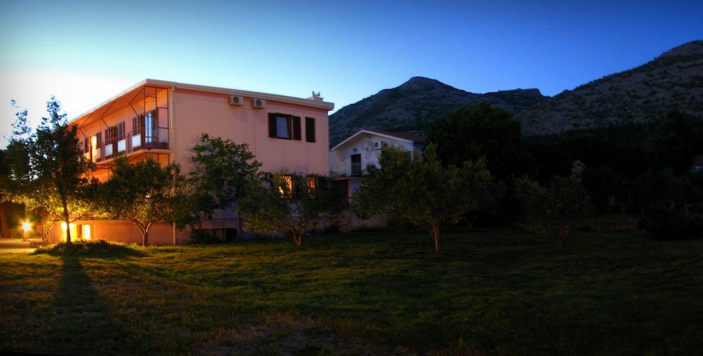 Apartments And Rooms Mare-Monti Starigrad Paklenica Bagian luar foto