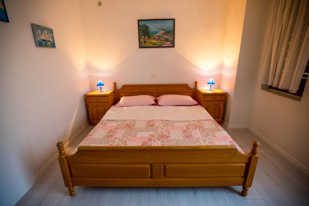 Apartments And Rooms Mare-Monti Starigrad Paklenica Bagian luar foto