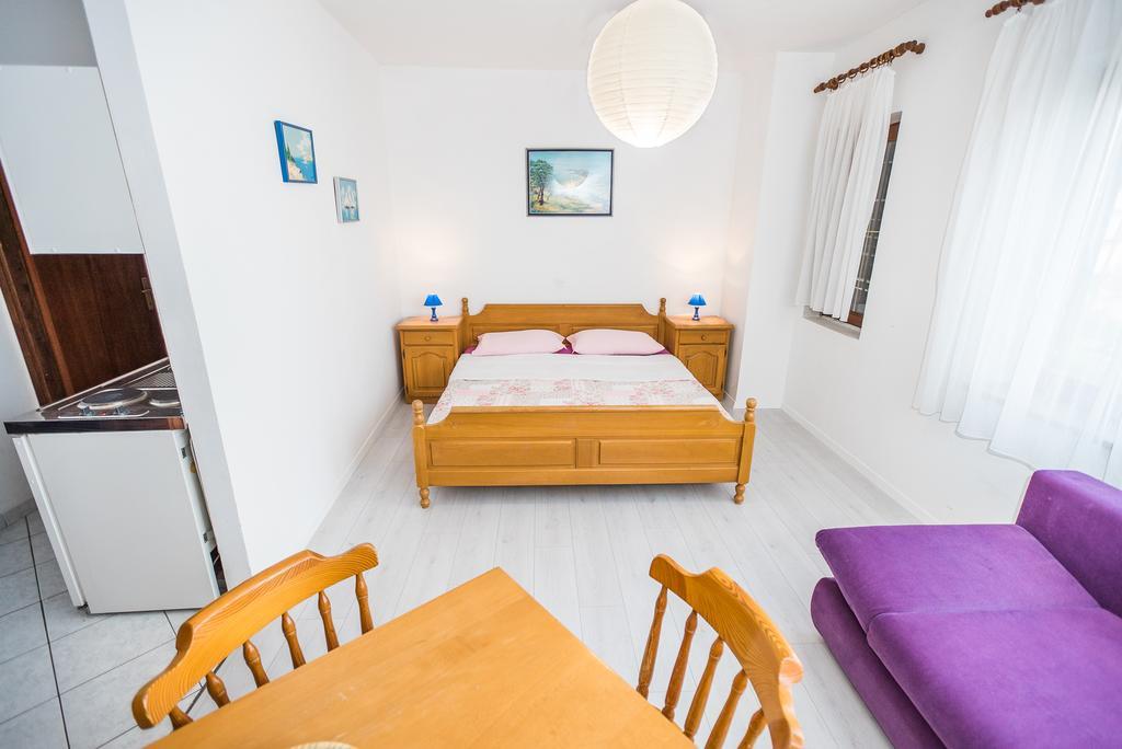 Apartments And Rooms Mare-Monti Starigrad Paklenica Bagian luar foto