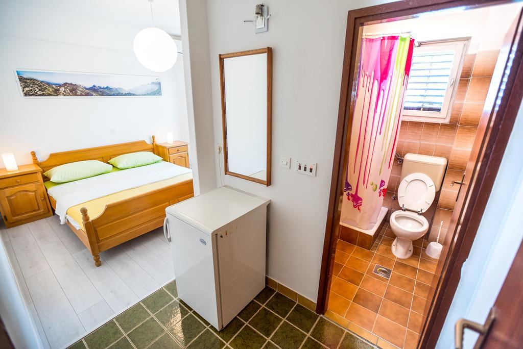 Apartments And Rooms Mare-Monti Starigrad Paklenica Bagian luar foto