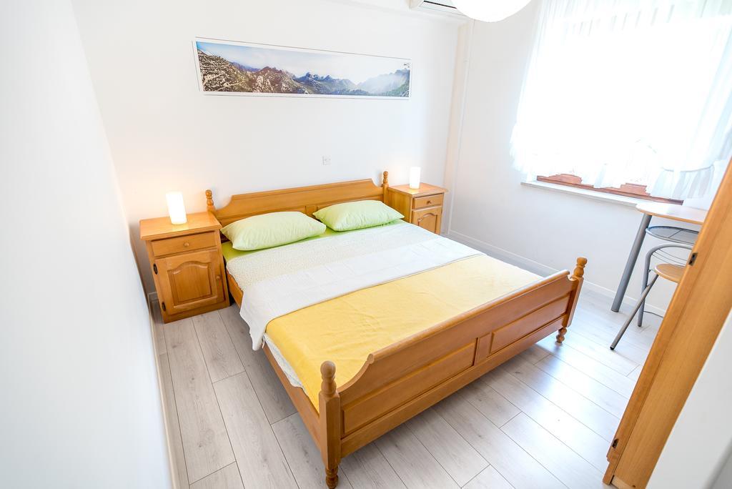 Apartments And Rooms Mare-Monti Starigrad Paklenica Bagian luar foto