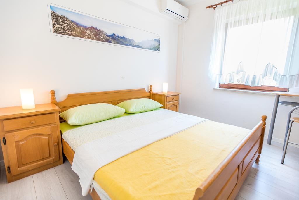 Apartments And Rooms Mare-Monti Starigrad Paklenica Bagian luar foto