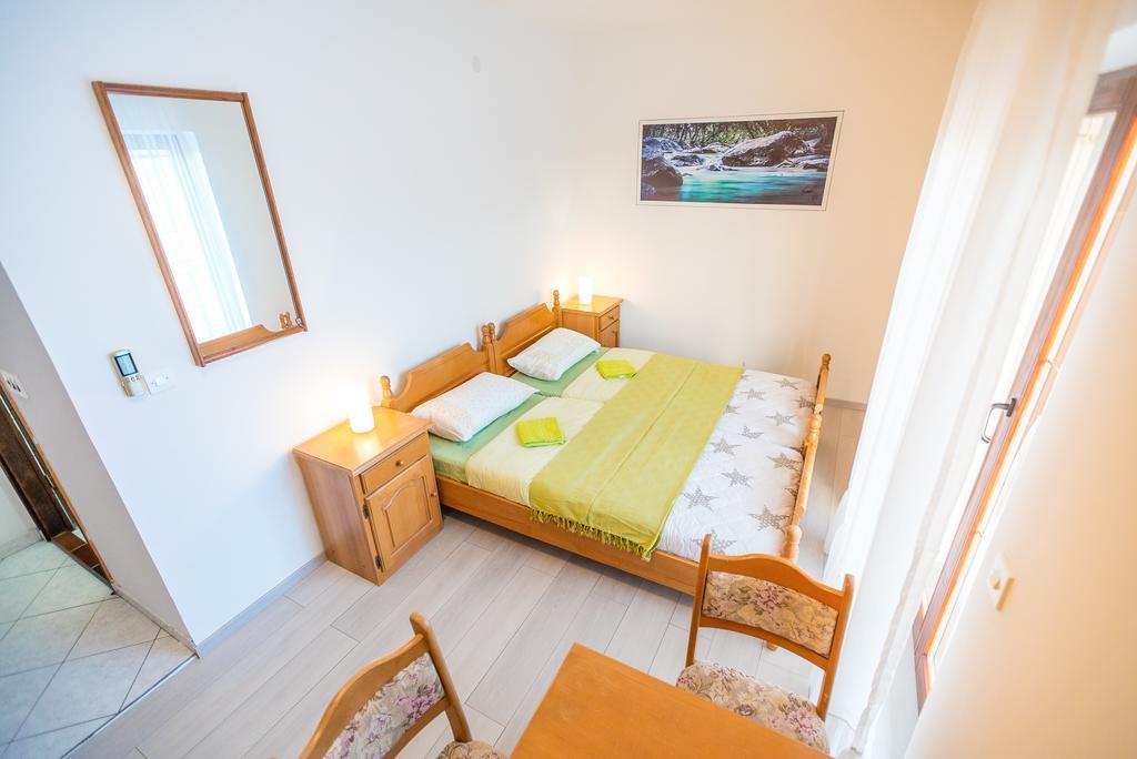 Apartments And Rooms Mare-Monti Starigrad Paklenica Bagian luar foto