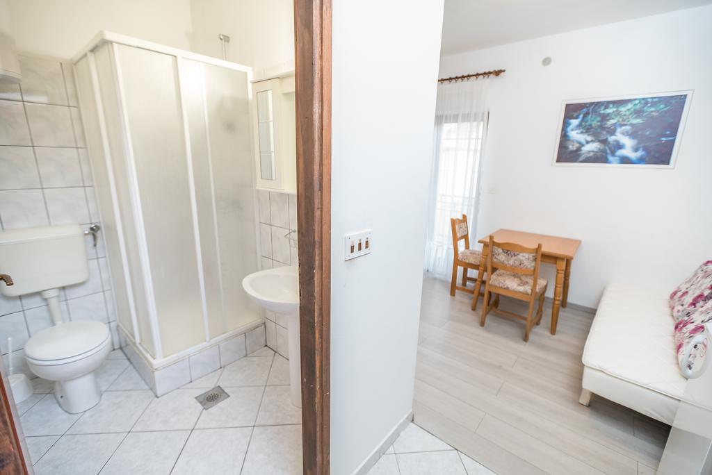 Apartments And Rooms Mare-Monti Starigrad Paklenica Bagian luar foto
