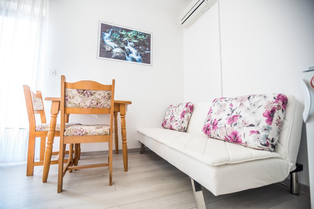 Apartments And Rooms Mare-Monti Starigrad Paklenica Bagian luar foto