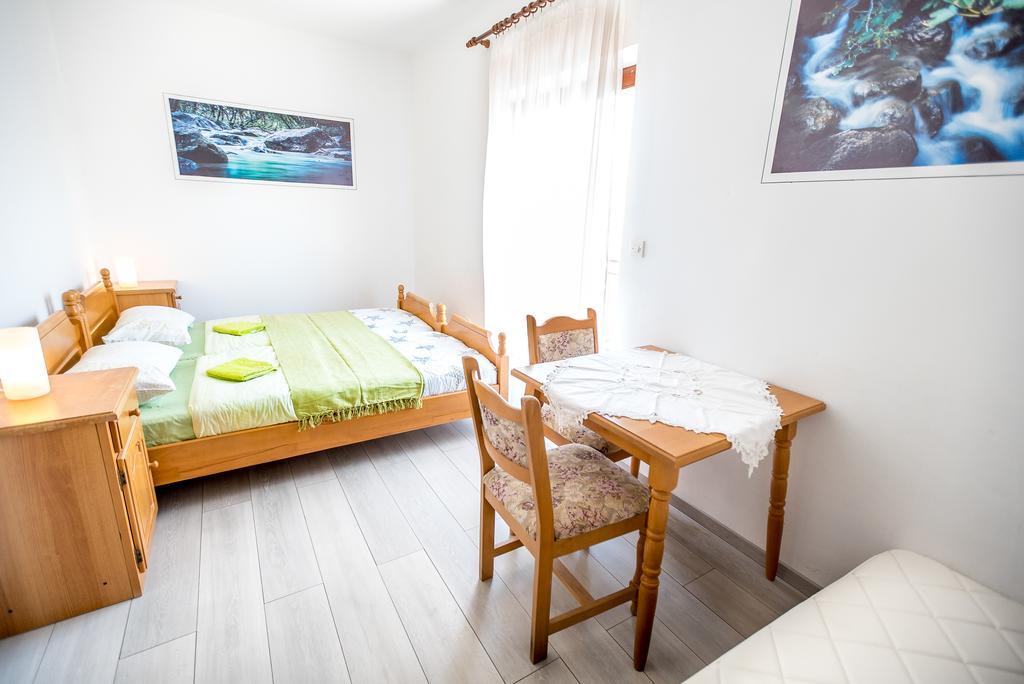 Apartments And Rooms Mare-Monti Starigrad Paklenica Bagian luar foto