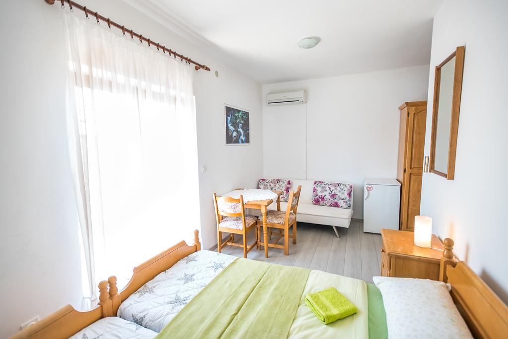 Apartments And Rooms Mare-Monti Starigrad Paklenica Bagian luar foto