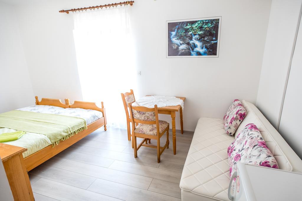 Apartments And Rooms Mare-Monti Starigrad Paklenica Bagian luar foto