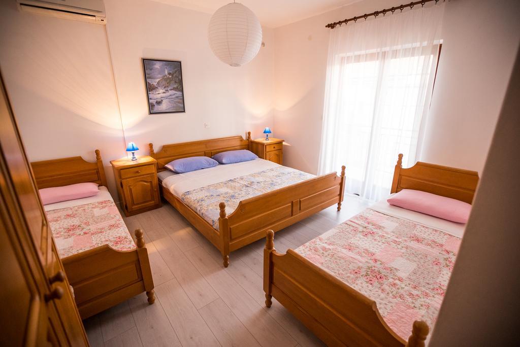 Apartments And Rooms Mare-Monti Starigrad Paklenica Bagian luar foto