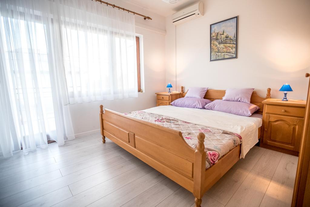 Apartments And Rooms Mare-Monti Starigrad Paklenica Bagian luar foto