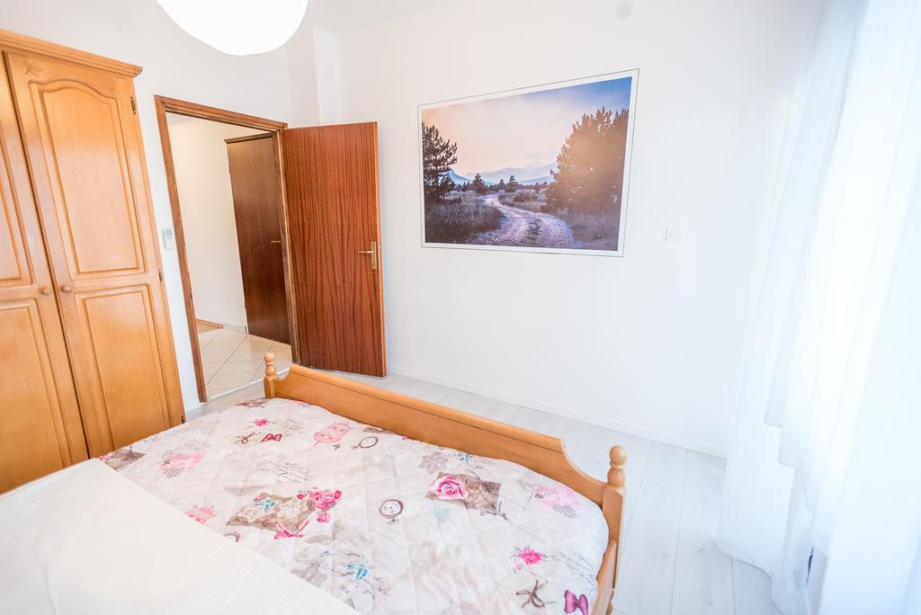 Apartments And Rooms Mare-Monti Starigrad Paklenica Bagian luar foto