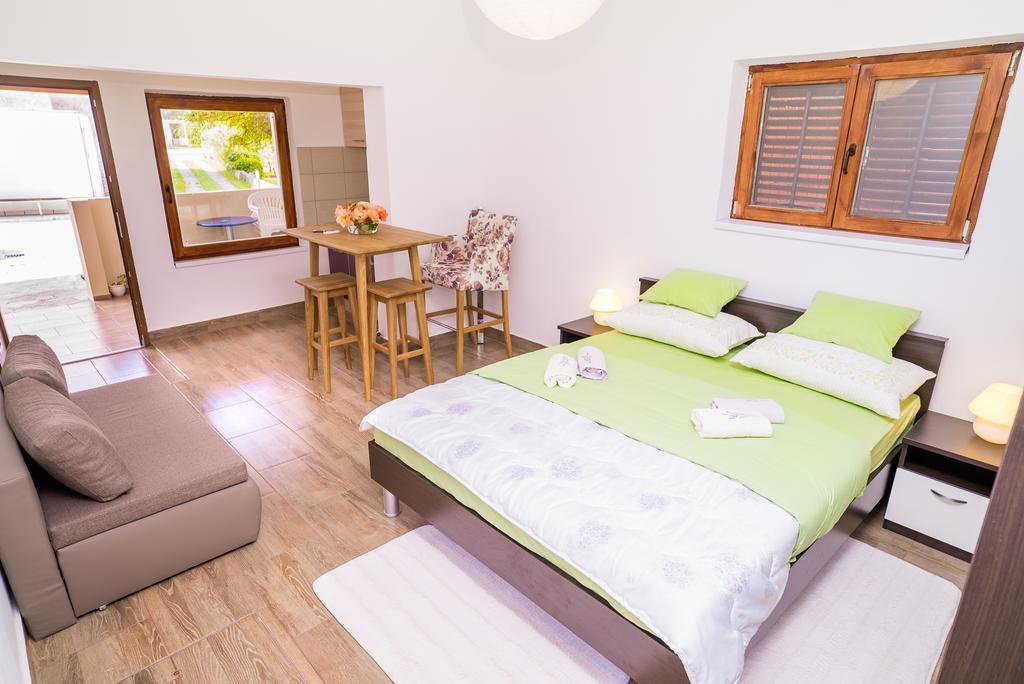 Apartments And Rooms Mare-Monti Starigrad Paklenica Bagian luar foto