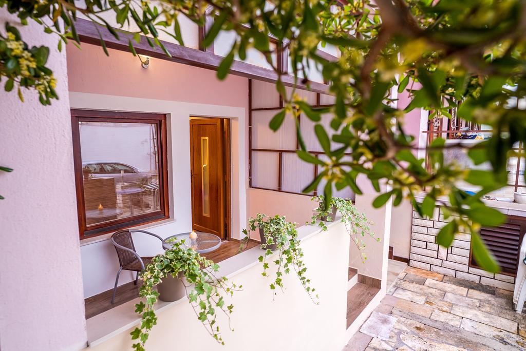 Apartments And Rooms Mare-Monti Starigrad Paklenica Bagian luar foto