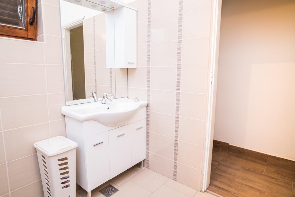 Apartments And Rooms Mare-Monti Starigrad Paklenica Bagian luar foto