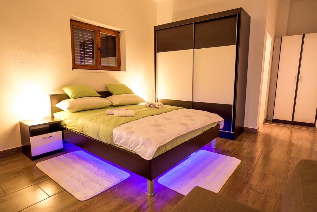 Apartments And Rooms Mare-Monti Starigrad Paklenica Bagian luar foto