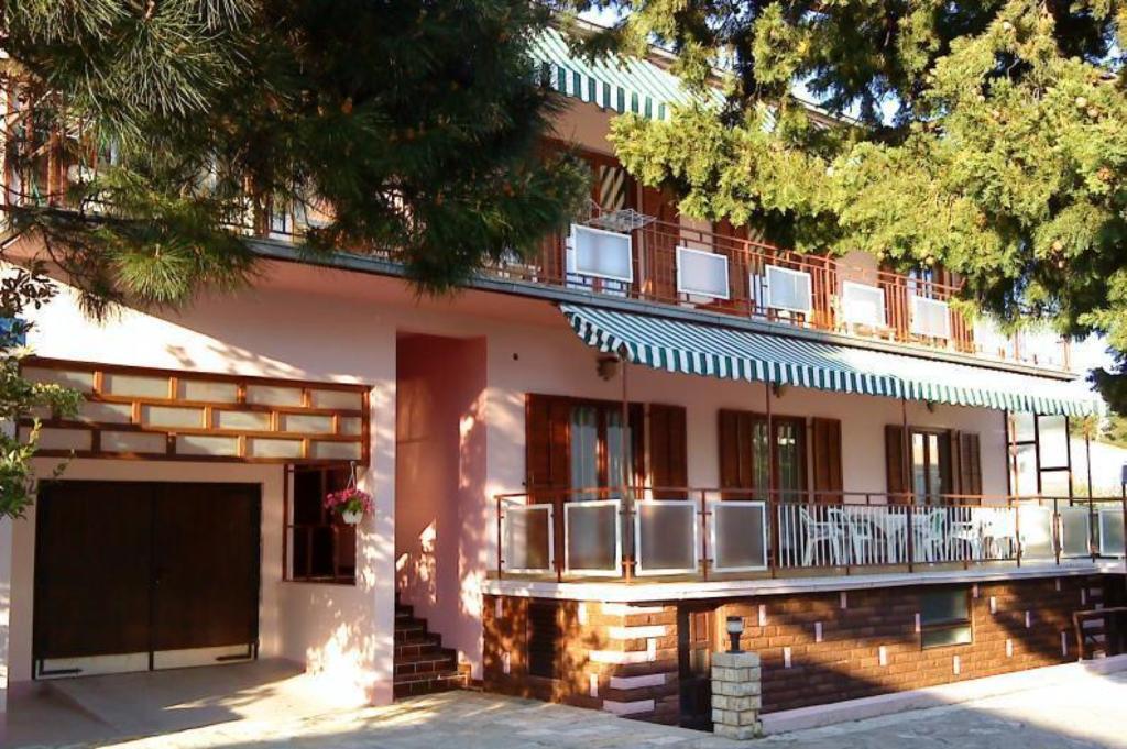 Apartments And Rooms Mare-Monti Starigrad Paklenica Bagian luar foto